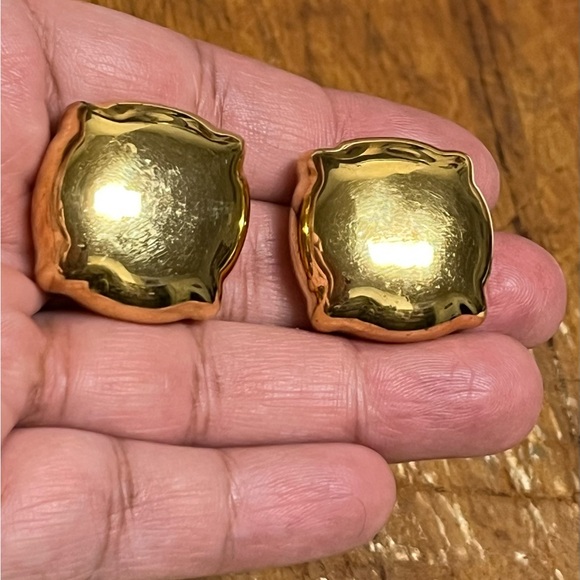 Liz Claiborne vintage Gold-Tone Earrings - Picture 4 of 5